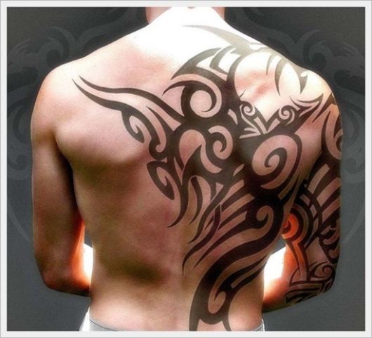 Tatouage tribal homme : significations, prix et 90 idées étonnantes