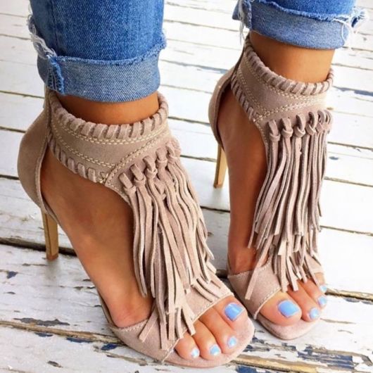 Sandales à franges : comment être magnifique avec elles !