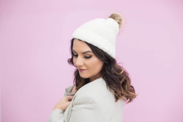 GORRA CON POMPÓN【2022】– ¡60 modelos y trucos de looks!