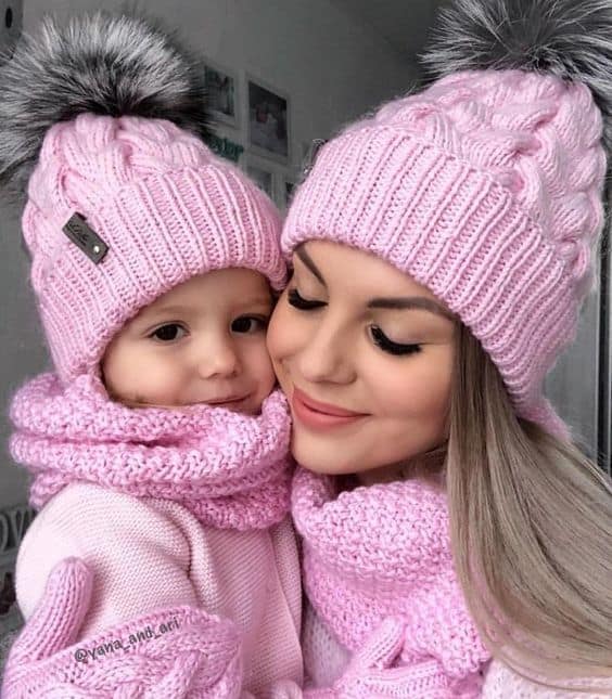 GORRA CON POMPÓN【2022】– ¡60 modelos y trucos de looks!