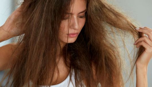 Hydratation pour cheveux bouclés – 5 meilleures recettes et produits !