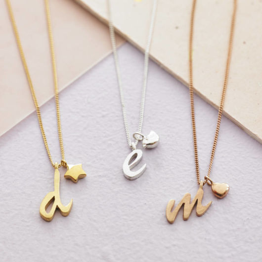Necklace with letters: perfect options and unmissable tips