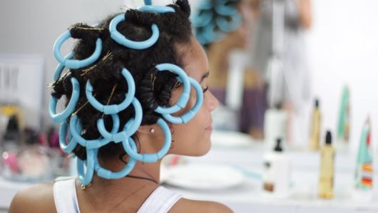 Comment friser les cheveux bouclés – 5 techniques et produits merveilleux !
