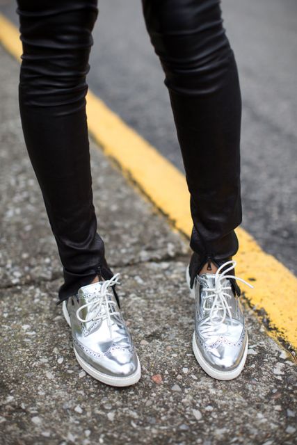 Sneakers argento metallizzato: marche, modelli, foto e tutto ciò che riguarda questa tendenza!