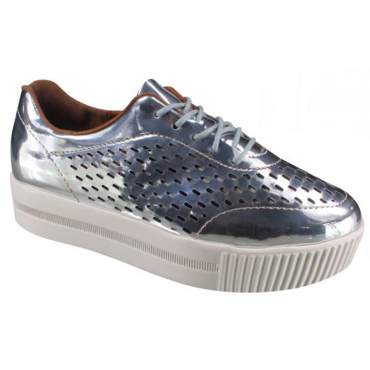 Metallic Silver Sneakers: Brands, models, photos and everything about this trend!