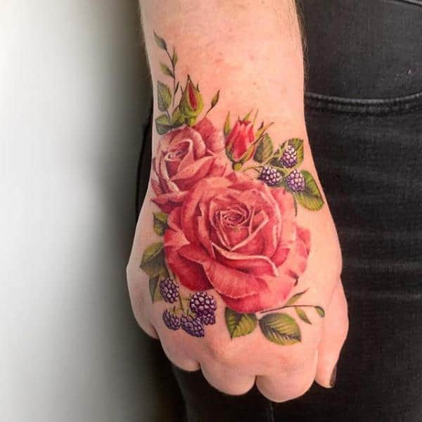 Tatuaje de rosa en la MANO: ¡70 ideas perfectas para tatuajes!
