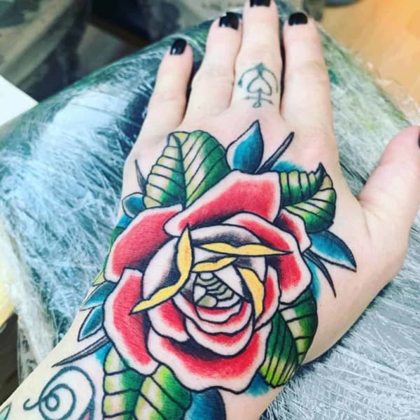 Tatuaje de rosa en la MANO: ¡70 ideas perfectas para tatuajes!