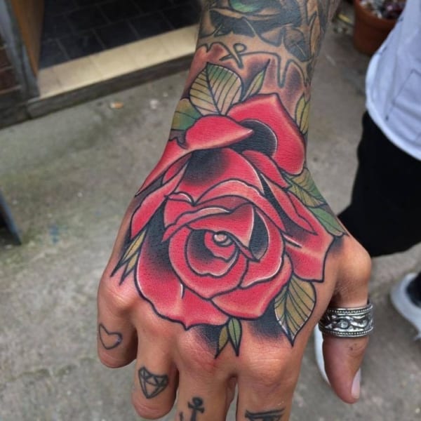 Rose Tattoo on HAND - 70 idee per tatuaggi perfetti!