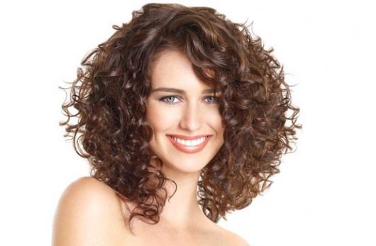 Comment boucler vos cheveux – 9 techniques infaillibles pour de belles boucles !