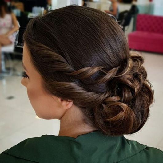 Low bun – 42 Inspirations with Beautiful and Romantic Hairstyles!