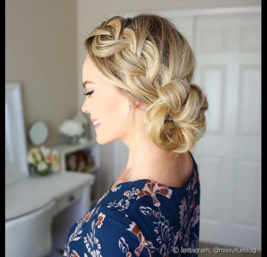 Side Bun – 30 Amazing Hairstyle Ideas with Side Buns!