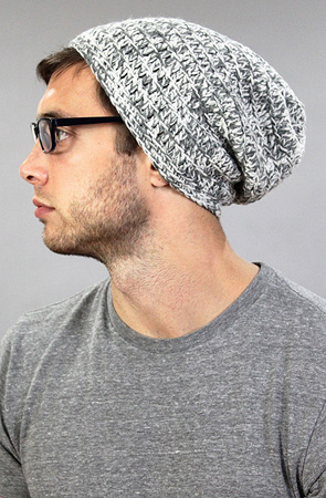 Comment porter une casquette pour homme – 80 idées de looks incroyables et astuces !