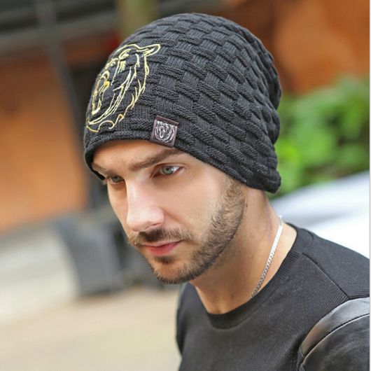 Comment porter une casquette pour homme – 80 idées de looks incroyables et astuces !