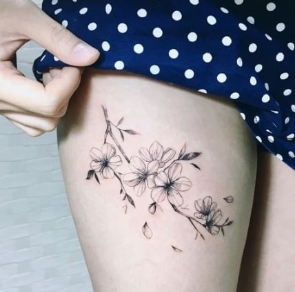 Cherry Blossom Tattoo - 42 beaux tatouages ​​​​d'où s'inspirer!