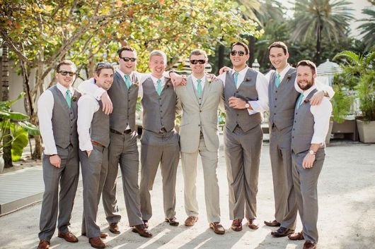 Aprende a elegir corbatas para padrinos de boda