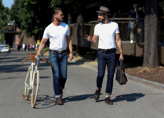 T-shirt basique pour homme – 60 looks simples portés avec style !