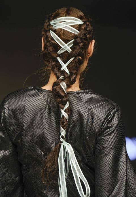 Trenza con cinta: ¡30 hermosas inspiraciones y paso a paso!