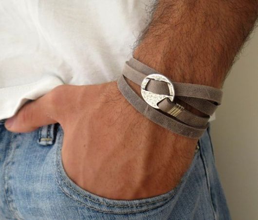 Bracelet en cuir pour homme – Les 70 modèles les plus stylés de tous les temps !