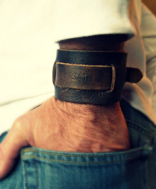 Bracelet en cuir pour homme – Les 70 modèles les plus stylés de tous les temps !