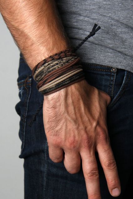 Bracciale in pelle da uomo: i 70 modelli più eleganti di sempre!