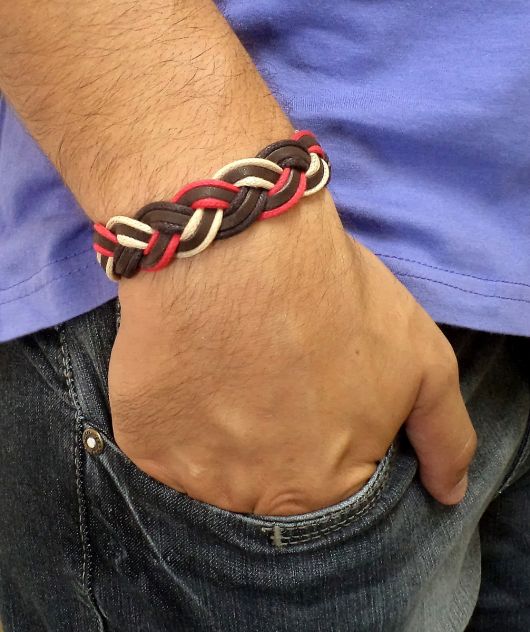 Bracelet en cuir pour homme – Les 70 modèles les plus stylés de tous les temps !