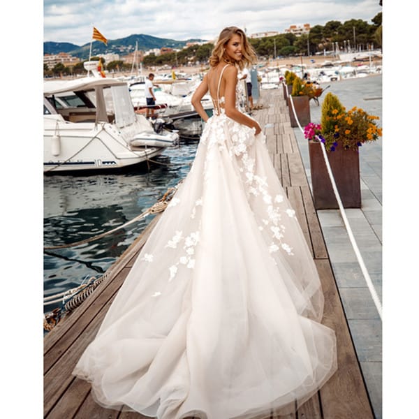 Simple wedding dress – 75 beautiful and romantic models!