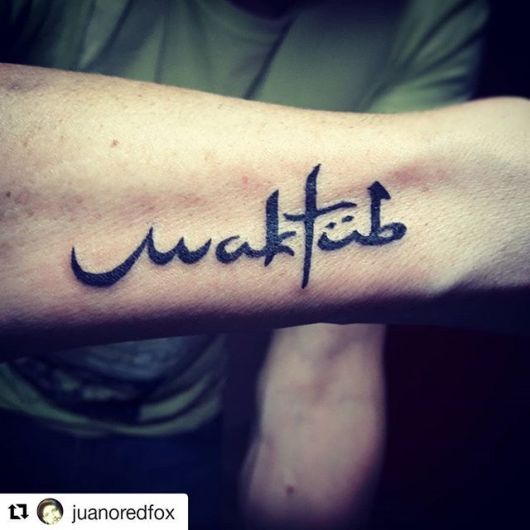 Tatuaggio Maktub: cosa significa e 50 ispirazioni incantevoli!