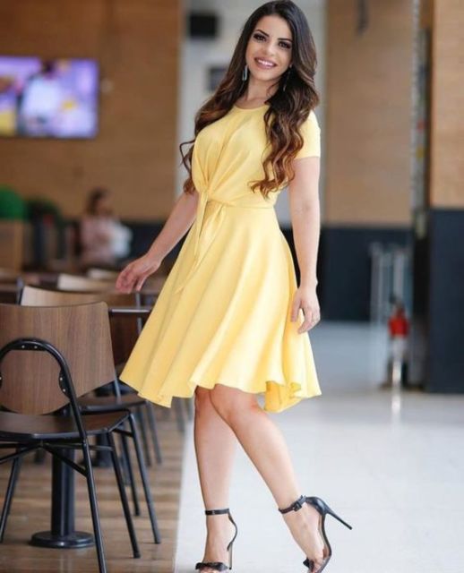 ¿Cómo llevar vestido amarillo? – ¡Consejos y looks para tu día a día!