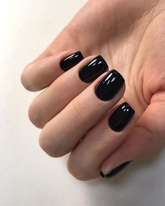Vernis à ongles noir : +71 ongles parfaits et comment l'appliquer !【2022】