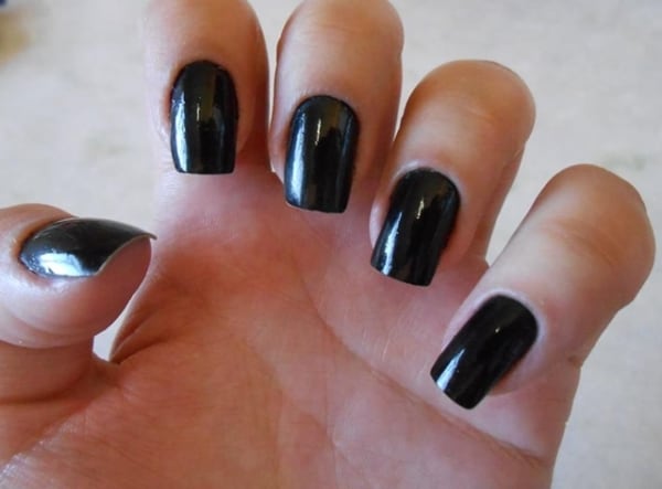 Vernis à ongles noir : +71 ongles parfaits et comment l'appliquer !【2022】