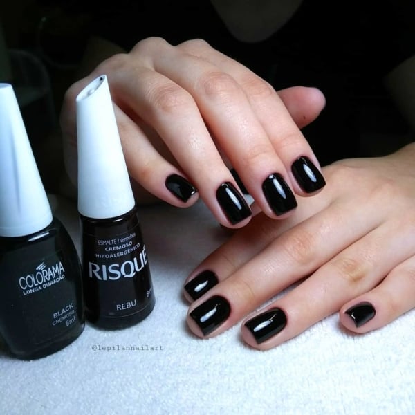 Vernis à ongles noir : +71 ongles parfaits et comment l'appliquer !【2022】