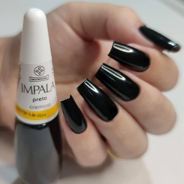 Vernis à ongles noir : +71 ongles parfaits et comment l'appliquer !【2022】