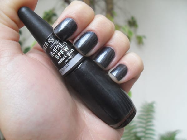 Vernis à ongles noir : +71 ongles parfaits et comment l'appliquer !【2022】