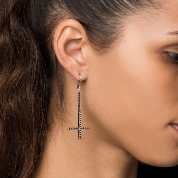 Cómo usar aretes negros: ¡42 modelos divinos y consejos implacables!