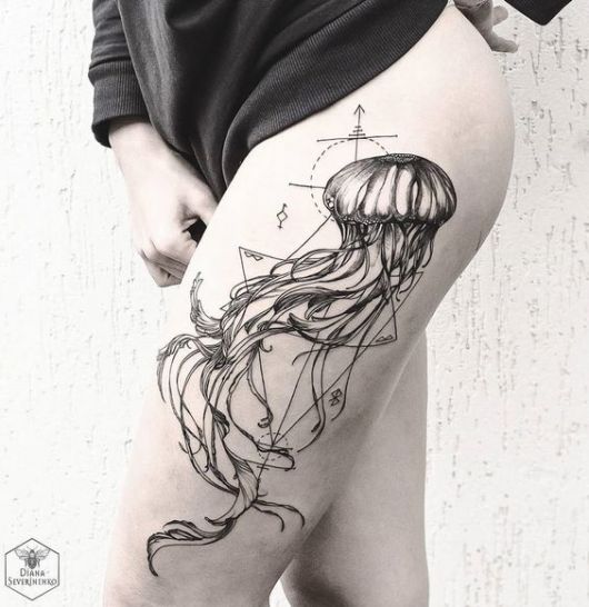 71 bellissime idee per tatuaggi sulla coscia femminile e cure principali!