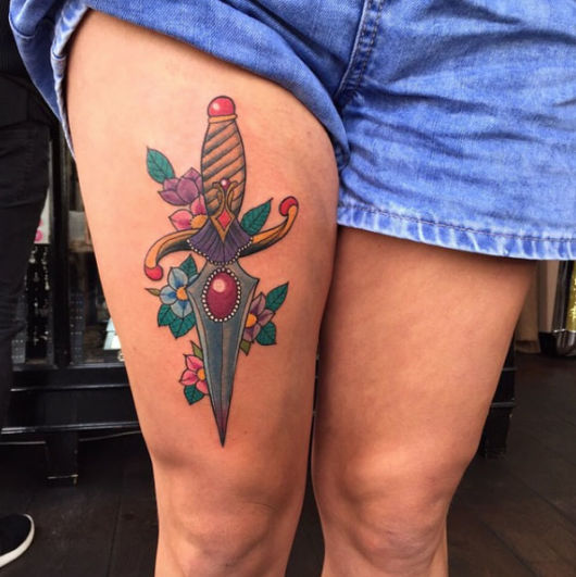 71 belles idées de tatouage de cuisse féminine et soins principaux!