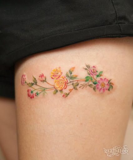 71 belles idées de tatouage de cuisse féminine et soins principaux!