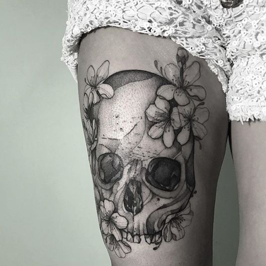 71 bellissime idee per tatuaggi sulla coscia femminile e cure principali!