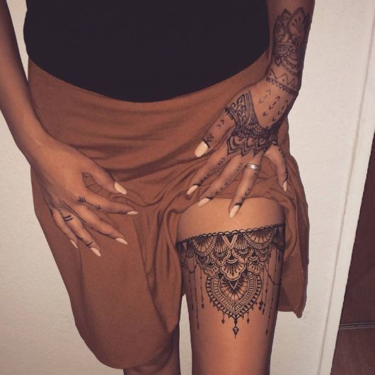 71 bellissime idee per tatuaggi sulla coscia femminile e cure principali!