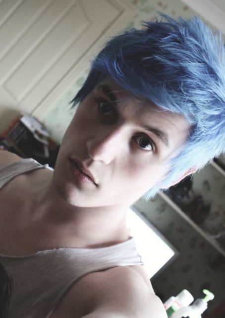 Cheveux bleus pour hommes : 30 inspirations avec des nuances étonnantes pour les hommes !