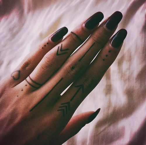Finger Tattoo – 50 Incredible Ideas to Get Inspired!