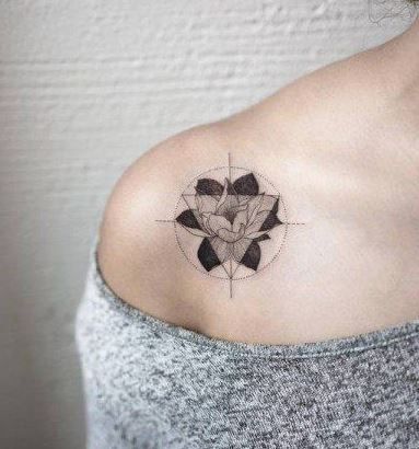Tatouage de fleur de lotus - Quelle est sa signification et 58 idées passionnées !