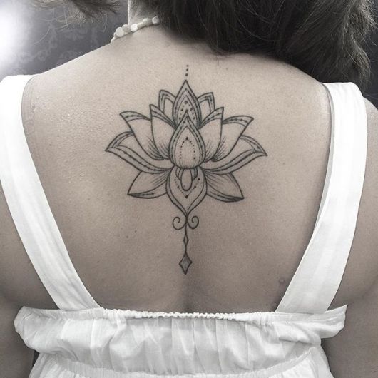 Tatouage de fleur de lotus - Quelle est sa signification et 58 idées passionnées !