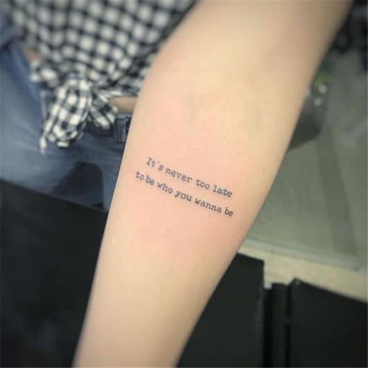 Quote tattoos on the arm – 45 perfect inspirations for tattooing!