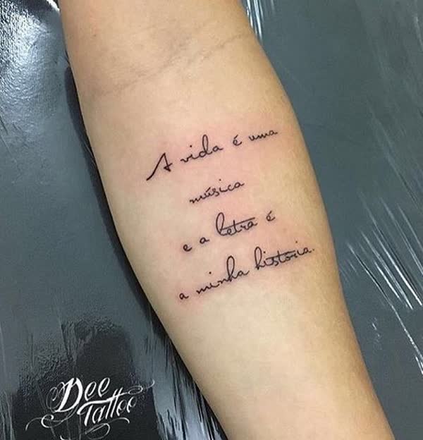 Tatuajes de citas en el brazo: ¡45 inspiraciones perfectas para tatuarse!