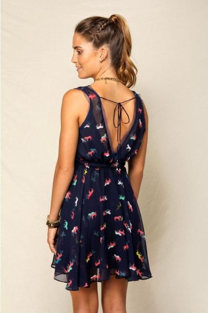 V-neck dress: who can wear it and model tips!