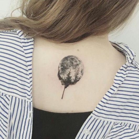 Moon Tattoo – 52 idee appassionate e significati principali!
