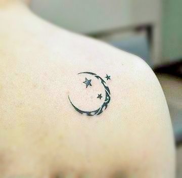 Moon Tattoo – 52 idées passionnées et significations principales !