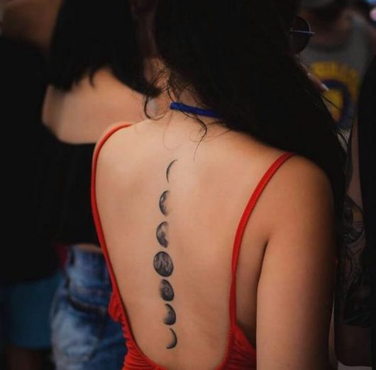 Moon Tattoo – 52 idées passionnées et significations principales !