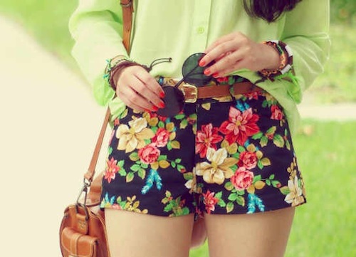 Looks avec des shorts à fleurs : 20 conseils pour porter l'imprimé floral !